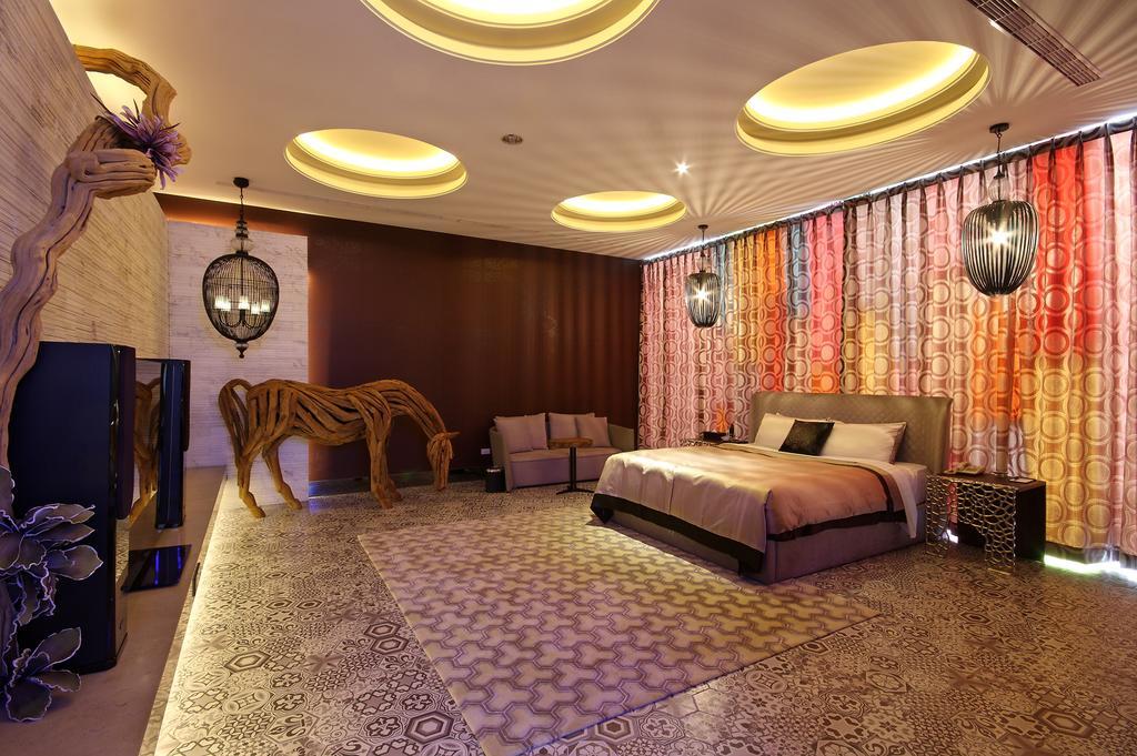 Mulan Motel Taichung Exterior photo