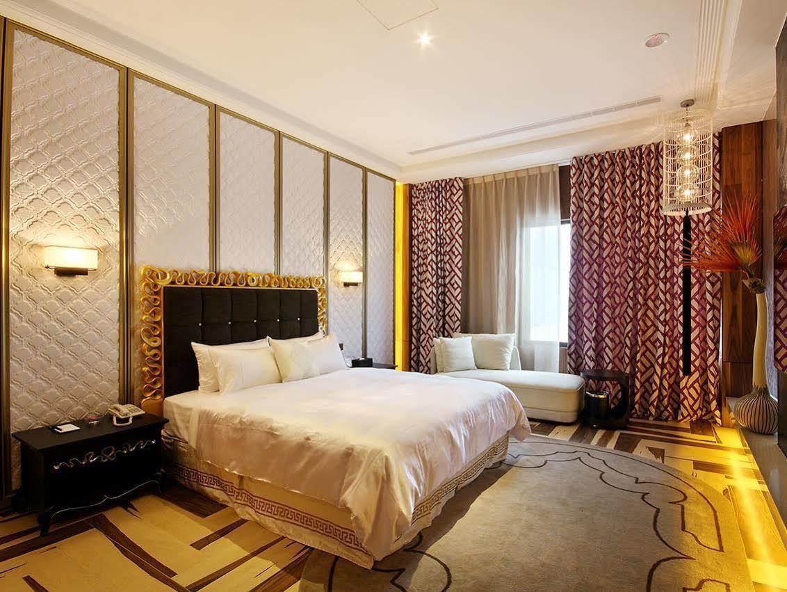 Mulan Motel Taichung Exterior photo